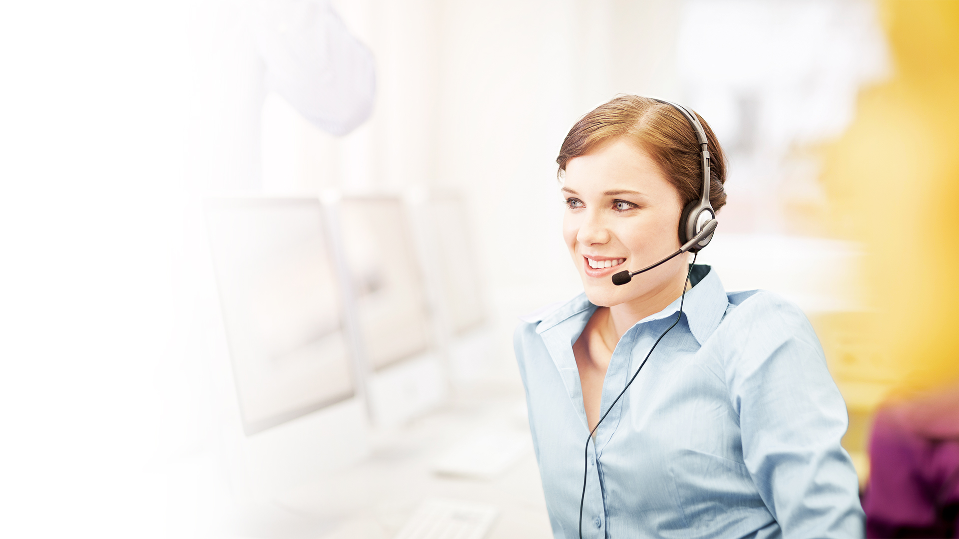 Frau im Callcenter mit Headset am Telefonieren - helle Farben